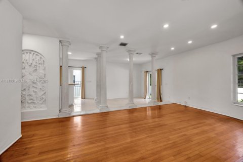 House in Coral Gables, Florida 2 bedrooms, 118.26 sq.m. № 1788357 - photo 4
