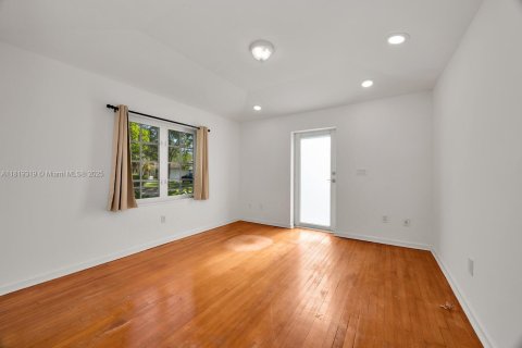 House in Coral Gables, Florida 2 bedrooms, 118.26 sq.m. № 1788357 - photo 17