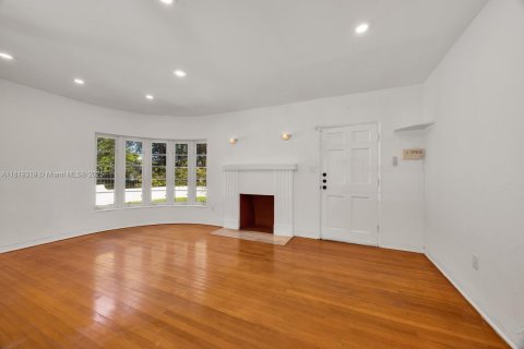 House in Coral Gables, Florida 2 bedrooms, 118.26 sq.m. № 1788357 - photo 6