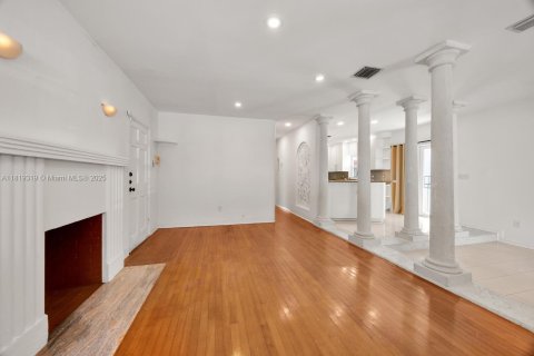 House in Coral Gables, Florida 2 bedrooms, 118.26 sq.m. № 1788357 - photo 9