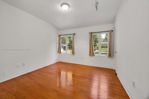 House in Coral Gables, Florida 2 bedrooms, 118.26 sq.m. № 1788357 - photo 22