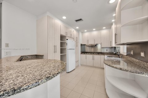 House in Coral Gables, Florida 2 bedrooms, 118.26 sq.m. № 1788357 - photo 14