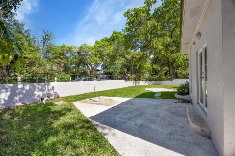 House in Coral Gables, Florida 2 bedrooms, 118.26 sq.m. № 1788357 - photo 26