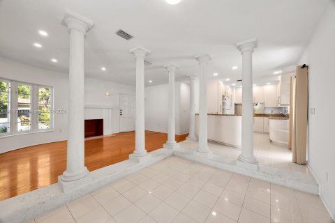 House in Coral Gables, Florida 2 bedrooms, 118.26 sq.m. № 1788357 - photo 12