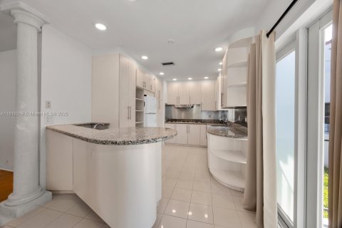 House in Coral Gables, Florida 2 bedrooms, 118.26 sq.m. № 1788357 - photo 13