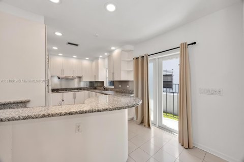 House in Coral Gables, Florida 2 bedrooms, 118.26 sq.m. № 1788357 - photo 15