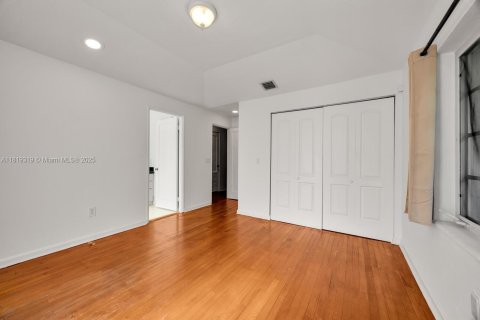 House in Coral Gables, Florida 2 bedrooms, 118.26 sq.m. № 1788357 - photo 19