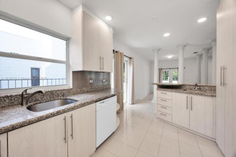 House in Coral Gables, Florida 2 bedrooms, 118.26 sq.m. № 1788357 - photo 16
