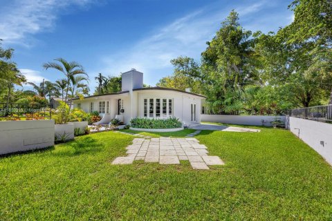 House in Coral Gables, Florida 2 bedrooms, 118.26 sq.m. № 1788357 - photo 2