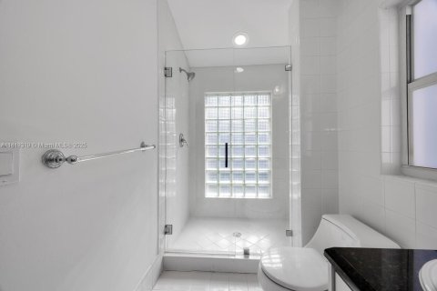House in Coral Gables, Florida 2 bedrooms, 118.26 sq.m. № 1788357 - photo 21