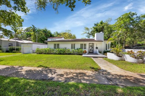 House in Coral Gables, Florida 2 bedrooms, 118.26 sq.m. № 1788357 - photo 1