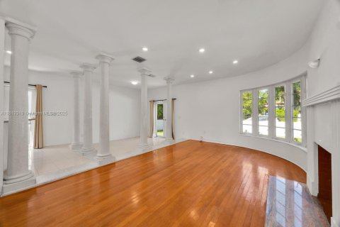 House in Coral Gables, Florida 2 bedrooms, 118.26 sq.m. № 1788357 - photo 5