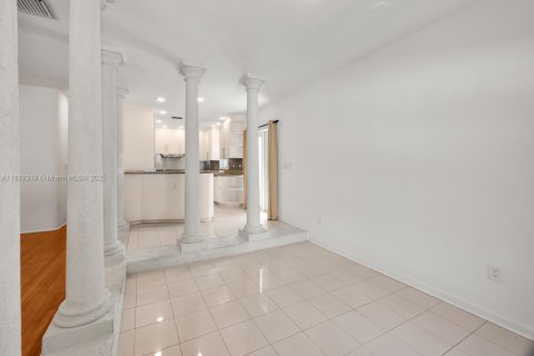 House in Coral Gables, Florida 2 bedrooms, 118.26 sq.m. № 1788357 - photo 11