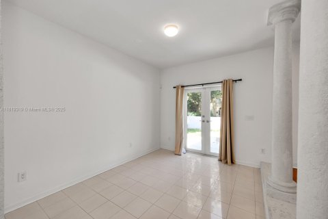 House in Coral Gables, Florida 2 bedrooms, 118.26 sq.m. № 1788357 - photo 10