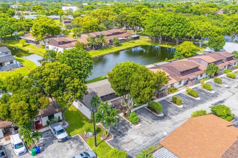 Townhouse in Miramar, Florida 3 bedrooms, 96.62 sq.m. № 2376404 - photo 5