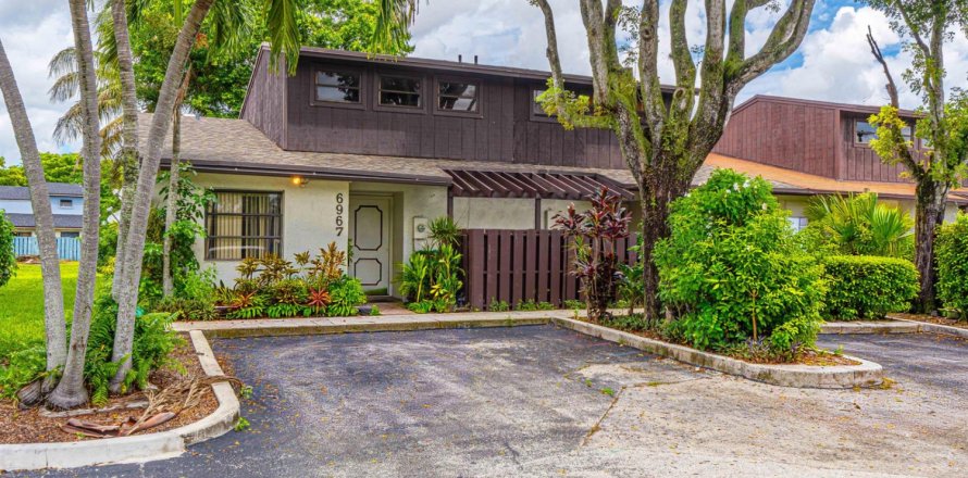 Townhouse in Miramar, Florida 3 bedrooms, 96.62 sq.m. № 2376404