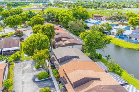 Townhouse in Miramar, Florida 3 bedrooms, 96.62 sq.m. № 2376404 - photo 6