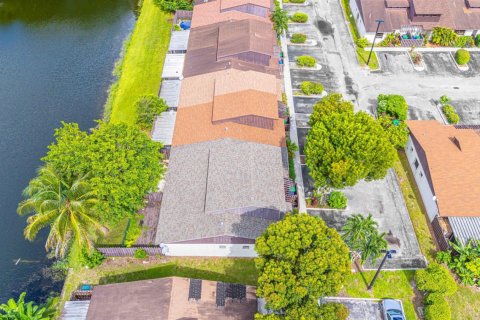 Townhouse in Miramar, Florida 3 bedrooms, 96.62 sq.m. № 2376404 - photo 7