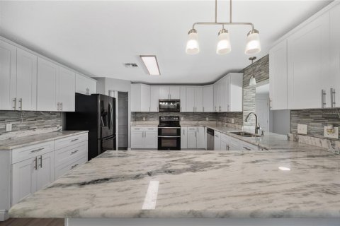 Casa en venta en Lakeland, Florida, 4 dormitorios, 185.8 m2 № 2230645 - foto 2