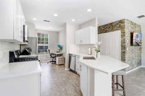 Townhouse in Tampa, Florida 2 bedrooms, 118.54 sq.m. № 2237175 - photo 13