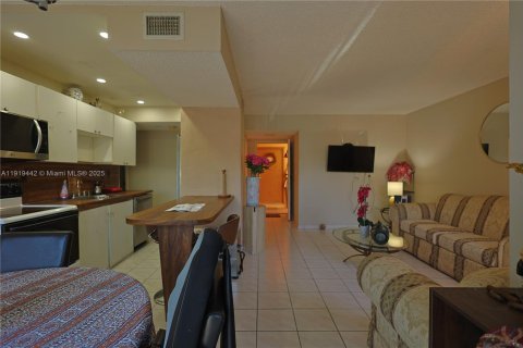 Condo in Miami, Florida, 2 bedrooms  № 1974572 - photo 10