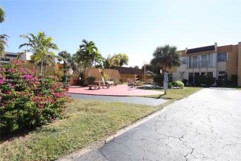 Condo in Miami, Florida, 2 bedrooms  № 1974572 - photo 2