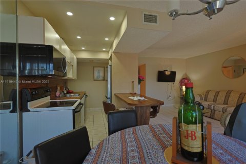Condo in Miami, Florida, 2 bedrooms  № 1974572 - photo 9