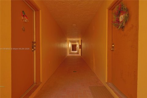 Condo in Miami, Florida, 2 bedrooms  № 1974572 - photo 5