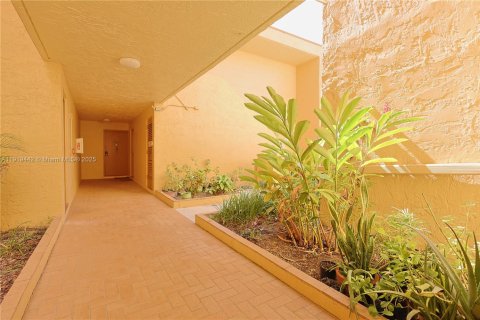Condo in Miami, Florida, 2 bedrooms  № 1974572 - photo 4