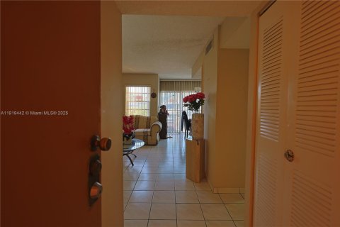 Condo in Miami, Florida, 2 bedrooms  № 1974572 - photo 6