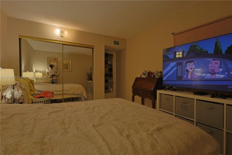 Condo in Miami, Florida, 2 bedrooms  № 1974572 - photo 13