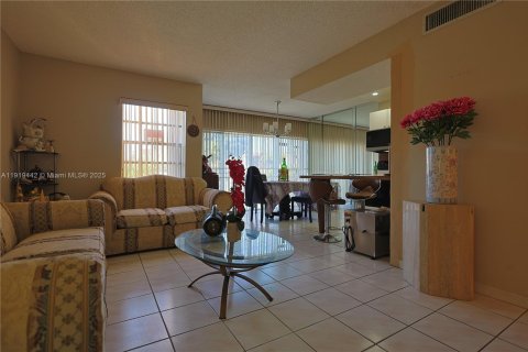 Condo in Miami, Florida, 2 bedrooms  № 1974572 - photo 8