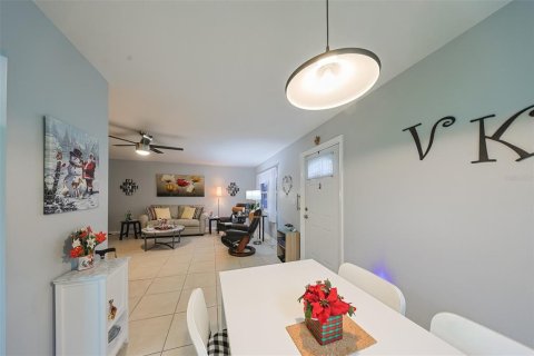 Condo in Sun City Center, Florida, 2 bedrooms  № 1535824 - photo 9