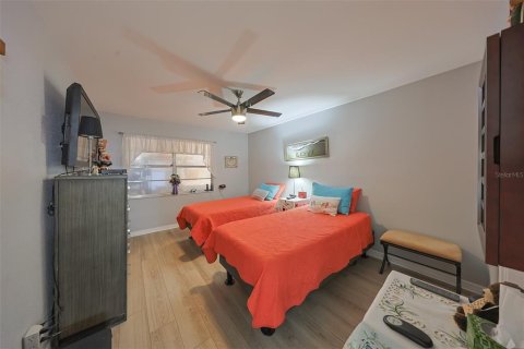 Condo in Sun City Center, Florida, 2 bedrooms  № 1535824 - photo 13
