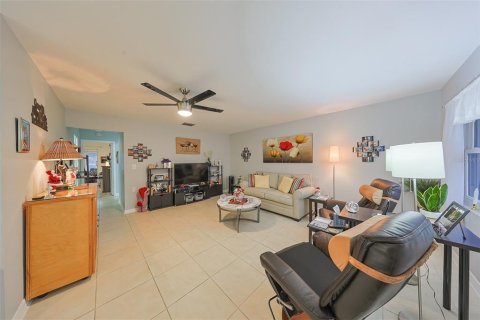Condo in Sun City Center, Florida, 2 bedrooms  № 1535824 - photo 3