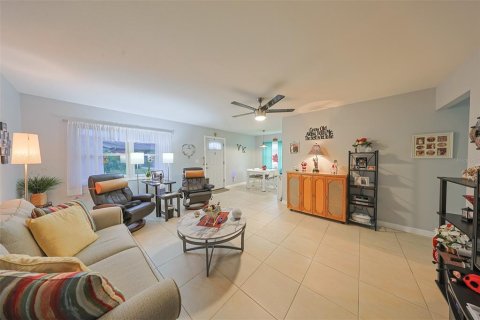 Condo in Sun City Center, Florida, 2 bedrooms  № 1535824 - photo 5