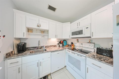 Condo in Sun City Center, Florida, 2 bedrooms  № 1535824 - photo 11