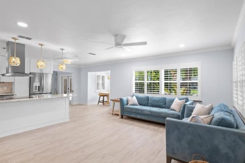 House in Palm Harbor, Florida 3 bedrooms, 174.19 sq.m. № 2209620 - photo 8