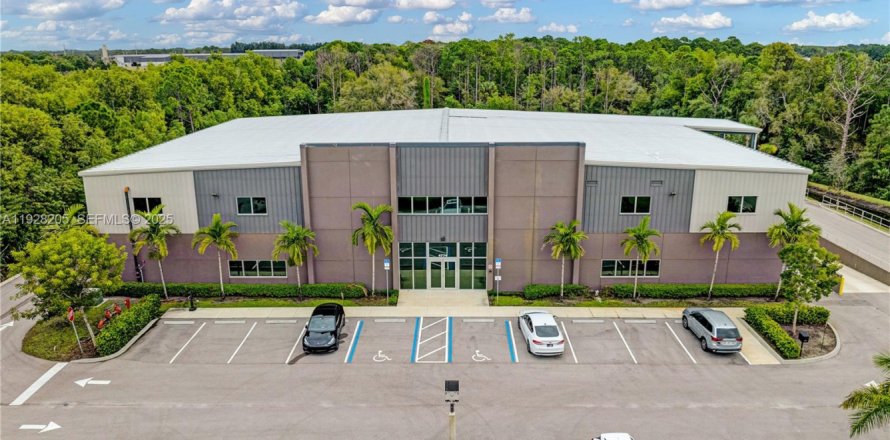 Propiedad comercial en St. Lucie, Florida № 2062157