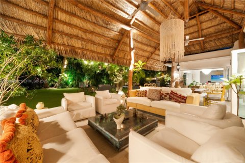 Снять в аренду виллу или дом в Ки-Бискейн, Флорида 5 спален, 297.47м2, № 2057371 - фото 7