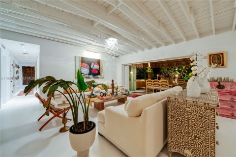 Снять в аренду виллу или дом в Ки-Бискейн, Флорида 5 спален, 297.47м2, № 2057371 - фото 4