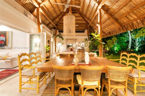 Снять в аренду виллу или дом в Ки-Бискейн, Флорида 5 спален, 297.47м2, № 2057371 - фото 2