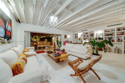 Снять в аренду виллу или дом в Ки-Бискейн, Флорида 5 спален, 297.47м2, № 2057371 - фото 3