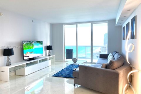Condominio en alquiler en Hallandale Beach, Florida, 3 dormitorios, 161 m2 № 2060630 - foto 11