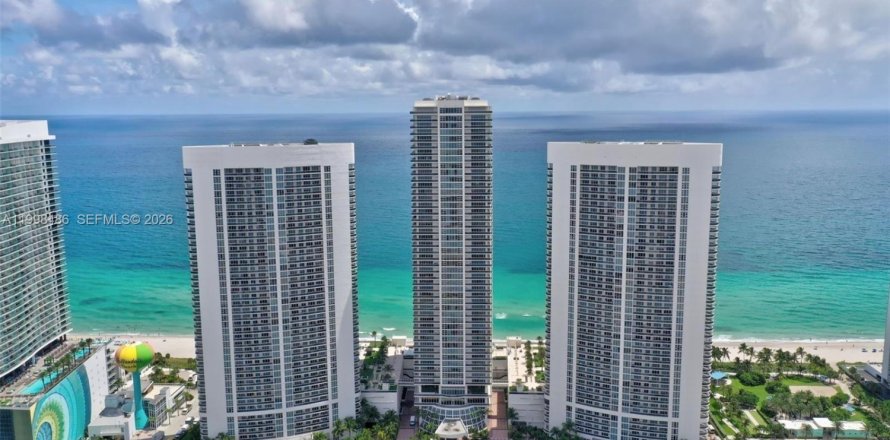 Condominio en Hallandale Beach, Florida, 3 dormitorios  № 2060630