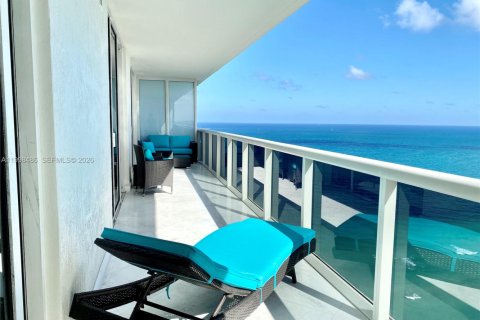 Condominio en alquiler en Hallandale Beach, Florida, 3 dormitorios, 161 m2 № 2060630 - foto 2
