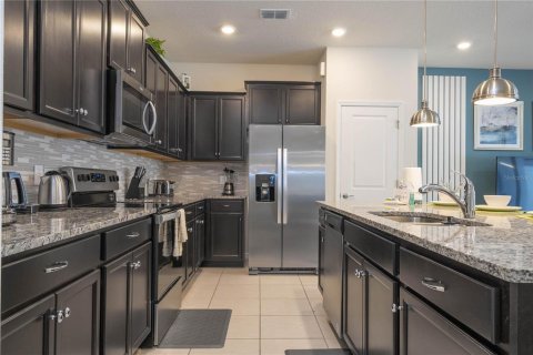 Townhouse in Davenport, Florida 5 bedrooms, 213.02 sq.m. № 2239379 - photo 10