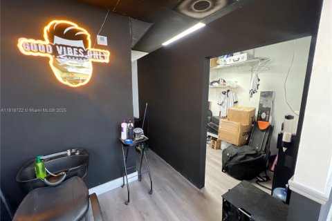 Propiedad comercial en venta en Medley, Florida № 1975691 - foto 3