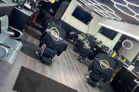 Propiedad comercial en venta en Medley, Florida № 1975691 - foto 5