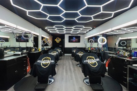 Propiedad comercial en venta en Medley, Florida № 1975691 - foto 2